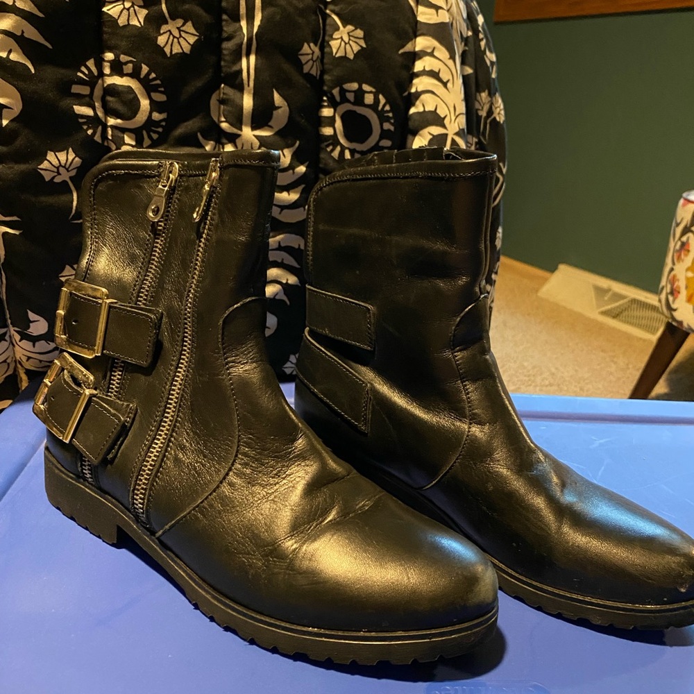 Charles David Black leather ankle boots. Size 8. Barely worn.